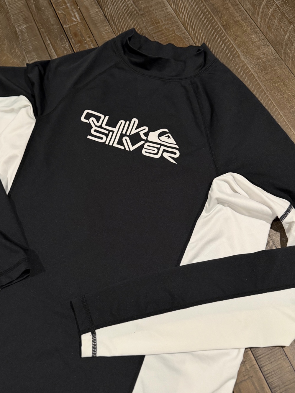Quiksilver UVtech Black & White Long Sleeve Rash Guard Men’s XL